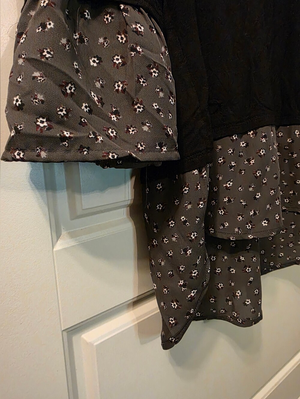 Womens Lightweight Top With Collar And Floral Detail - Picture 4 of 5